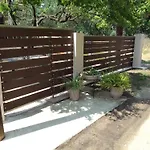 アパート Nikolas House