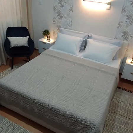 Nikolas House Apartman Aszproválta