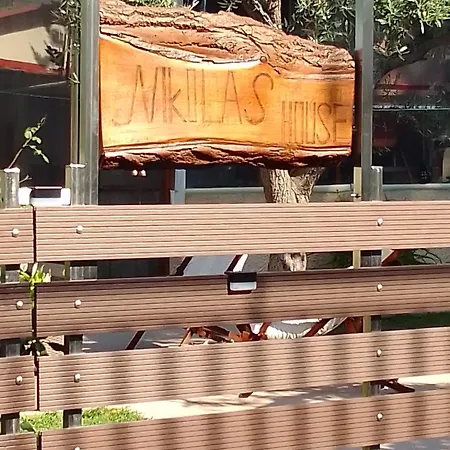 Nikolas House * Aszproválta