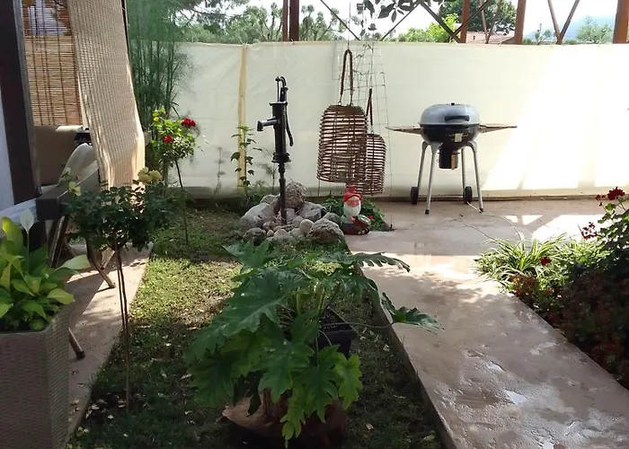 Nikolas House